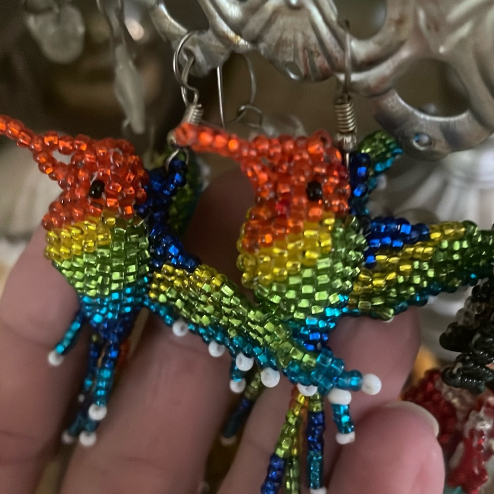 Gorgeous never worn hummingbird beaded earrings 🩷multicolor beads
